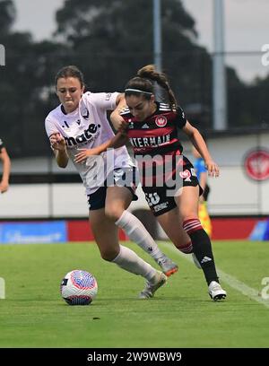 Rooty Hills, Australien. Dezember 2023 30. Melissa Caceres (L) von Western Sydney Wanderers FC und Sara D’Appolonia (R) werden während des Spiels der A-League 2023/24 in der Runde 10 der Frauen zwischen Western Sydney Wanderers FC und Melbourne Victory FC im Wanderers Football Park gespielt. Endergebnis: Western Sydney Wanderers 2:0 Melbourne Victory FC. Quelle: SOPA Images Limited/Alamy Live News Stockfoto