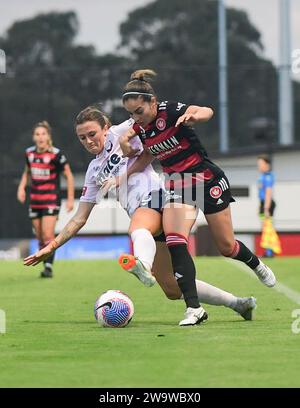 Rooty Hills, Australien. Dezember 2023 30. Melissa Caceres (L) von Western Sydney Wanderers FC und Sara D’Appolonia (R) werden während des Spiels der A-League 2023/24 in der Runde 10 der Frauen zwischen Western Sydney Wanderers FC und Melbourne Victory FC im Wanderers Football Park gespielt. Endergebnis: Western Sydney Wanderers 2:0 Melbourne Victory FC. Quelle: SOPA Images Limited/Alamy Live News Stockfoto