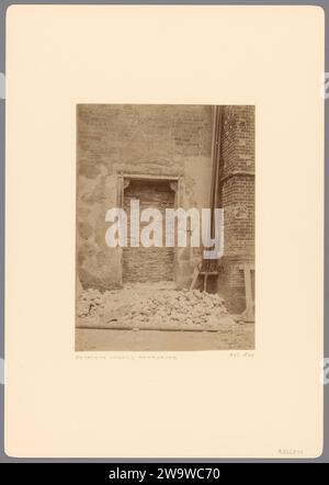 Entdeckter Eingang auf der Nordseite der Grote oder Schildkerk in Rijssen, Anonym (Denkmalpflege) (zugeschrieben), 1899 Foto Rijssen fotografische Unterstützung. Kirche mit Pappalbumendruck (außen). Tor, Eingang Rijssen Stockfoto