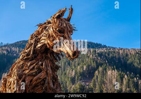 Das große Holzpferd des Künstlers Marco Martalar im Dorf Strembo in der Provinz Trient, Trentino Südtirol, Norditalien, Europa, Stockfoto