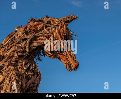 Das große Holzpferd des Künstlers Marco Martalar im Dorf Strembo in der Provinz Trient, Trentino Südtirol, Norditalien, Europa, Stockfoto