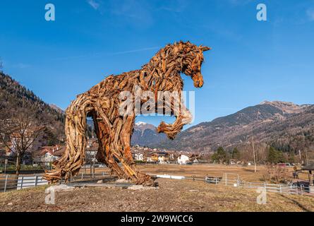 Das große Holzpferd des Künstlers Marco Martalar im Dorf Strembo in der Provinz Trient, Trentino Südtirol, Norditalien, Europa, Stockfoto