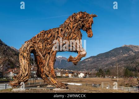 Das große Holzpferd des Künstlers Marco Martalar im Dorf Strembo in der Provinz Trient, Trentino Südtirol, Norditalien, Europa, Stockfoto