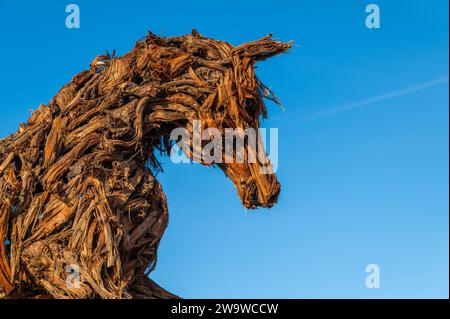 Das große Holzpferd des Künstlers Marco Martalar im Dorf Strembo in der Provinz Trient, Trentino Südtirol, Norditalien, Europa. Stockfoto