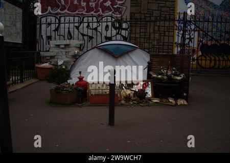 Obdachlosenunterkunft: Buttes Chaumont, quechua Zelt auf Bürgersteig, Buttes-Chaumont Metro, rue Botzaris 75019, Paris, Frankreich - Dezember 2024 Stockfoto