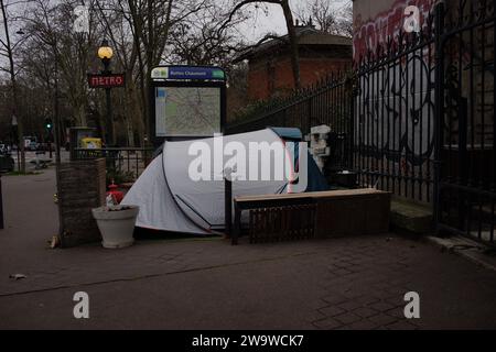 Obdachlosenunterkunft: Buttes Chaumont, quechua Zelt auf Bürgersteig, Buttes-Chaumont Metro, rue Botzaris 75019, Paris, Frankreich - Dezember 2024 Stockfoto