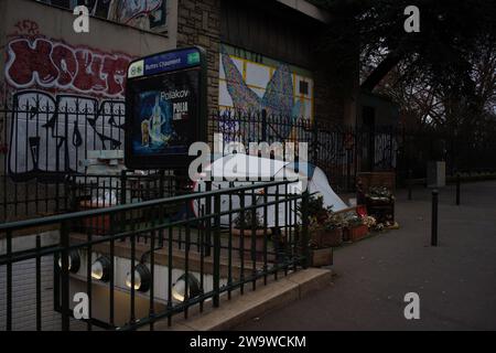 Obdachlosenunterkunft: Buttes Chaumont, quechua Zelt auf Bürgersteig, Buttes-Chaumont Metro, rue Botzaris 75019, Paris, Frankreich - Dezember 2024 Stockfoto