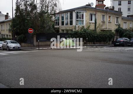 Obdachlosenunterkunft, quechua Zelt auf Pflaster, Rue Compans, Le Quartier de la Mouzaia, 75019, Paris, Frankreich - Dezember 2024 Stockfoto