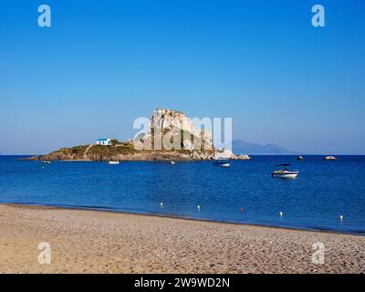 Kastri Island vom Strand Agios Stefanos, Insel Kos, Dodekanese, Griechenland Stockfoto