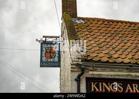 Blakeney, Norfolk, Vereinigtes Königreich – 29. Dezember 2023. Das Außenschild am Kings Arms Pub im Küstendorf Blakeney Stockfoto