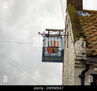 Blakeney, Norfolk, Vereinigtes Königreich – 29. Dezember 2023. Das Außenschild am Kings Arms Pub im Küstendorf Blakeney Stockfoto