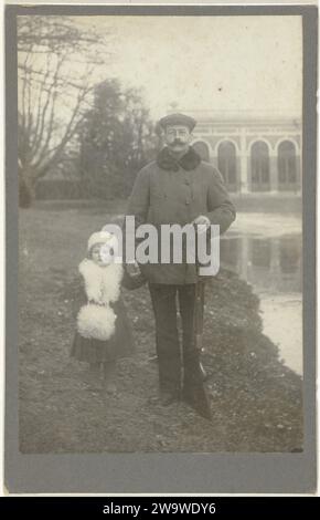 Porträt von Henry Pauw van Wieldrecht mit seiner ältesten Tochter Sacha, 1906 Fotografie Niederlande fotografische Unterstützung. Gelatine-Silberdruck aus Pappe Stockfoto