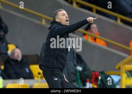 Wolverhampton, Großbritannien. Dezember 2023 30. Gary O'Neil, der Manager von Wolverhampton Wanderers, ruft Anweisungen. Das Premier League-Spiel Wolverhampton Wanderers gegen Everton im Molineux Stadium in Wolverhampton, England am Samstag, den 30. Dezember 2023. Dieses Bild darf nur für redaktionelle Zwecke verwendet werden. Nur redaktionelle Verwendung, Bild von Chris Stading/Andrew Orchard Sportfotografie/Alamy Live News Credit: Andrew Orchard Sportfotografie/Alamy Live News Stockfoto