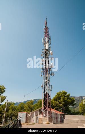 Telefonantenne auf einem Hügel, Sant Carles de la Ràpita, Katalonien, Spanien Stockfoto