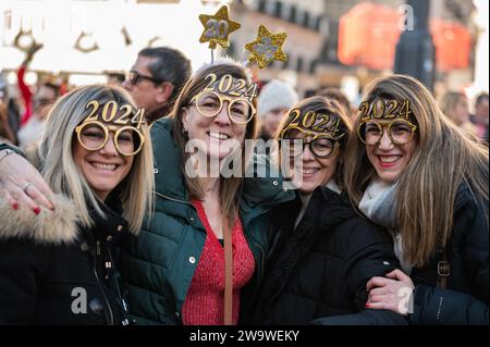 Madrid, Spanien. Dezember 2023 30. In der Puerta del Sol treffen sich Menschen, um die traditionellen 12 Trauben in einer festlichen Probe zu feiern und zu essen, die als „Pre uvas“ bekannt ist, bevor das neue Jahr 2024 beginnt. Quelle: Marcos del Mazo/Alamy Live News Stockfoto