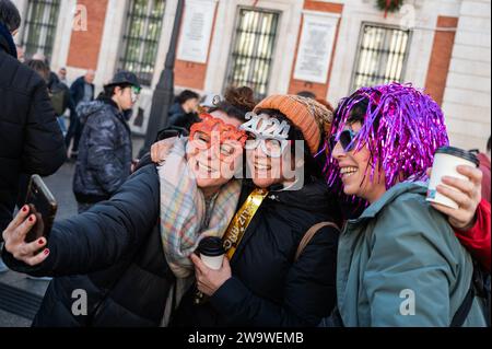 Madrid, Spanien. Dezember 2023 30. In der Puerta del Sol treffen sich Menschen, um die traditionellen 12 Trauben in einer festlichen Probe zu feiern und zu essen, die als „Pre uvas“ bekannt ist, bevor das neue Jahr 2024 beginnt. Quelle: Marcos del Mazo/Alamy Live News Stockfoto