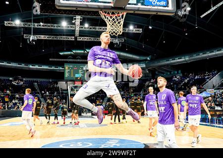 Braunschweig, Deutschland. Dezember 2023 30. Bodie Hume (Nr. 13 BG Göttingen) beim Aufwaermen unter dem Korb im Sprung, warm Up, flug, vor dem Spiel, Basketball Loewen Braunschweig gegen BG Göttingen, Basketball, Easy Credit BBL, Saison 2023/2024 30.12.2023 Foto: Eibner-Pressefoto/Jan-Frederic Helbig Credit: dpa/Alamy Live News Stockfoto