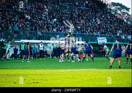 Treviso, Treviso, Italien. Dezember 2023 30. Eine touche-Action während des Rugby-Spiels der Meisterschaft 2023/24 zwischen Benetton Treviso und Zebre Parma im Monigo-Stadion in Treviso, Italien. (Kreditbild: © Alberto Gardin/ZUMA Press Wire) NUR REDAKTIONELLE VERWENDUNG! Nicht für kommerzielle ZWECKE! Stockfoto