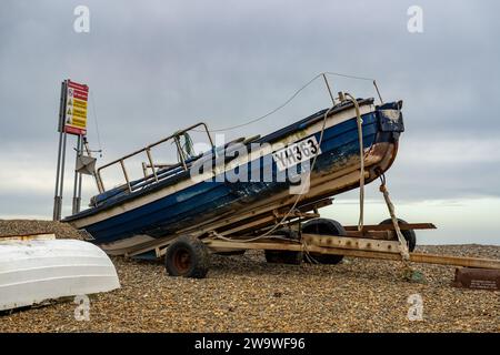Weybourne, Norfolk, Großbritannien – 29. Dezember 2023. Traditionelles hölzernes Fischerboot an einem Kiesstrand Stockfoto