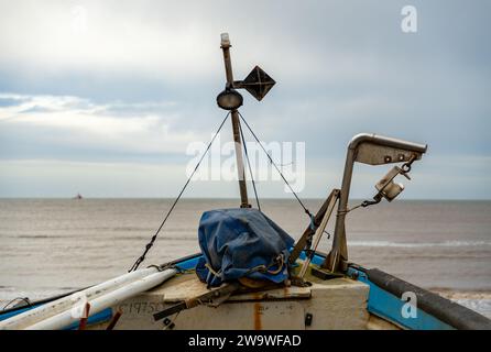 Sheringham, Norfolk, Großbritannien – 29. Dezember 2023. Nahansicht des vorderen Endes eines traditionellen Fischerbootes am Strand Stockfoto