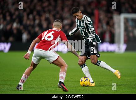 Nicolas Dominguez von Nottingham Forest (links) und Raphael Varane von Manchester United kämpfen um den Ball während des Premier League-Spiels auf dem City Ground in Nottingham. Bilddatum: Samstag, 30. Dezember 2023. Stockfoto