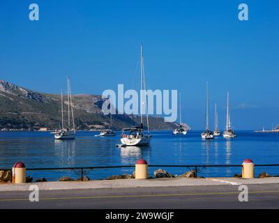 Segelboote in der Bucht von Lakki Town, Leros Island, Dodekanese, Griechenland Stockfoto
