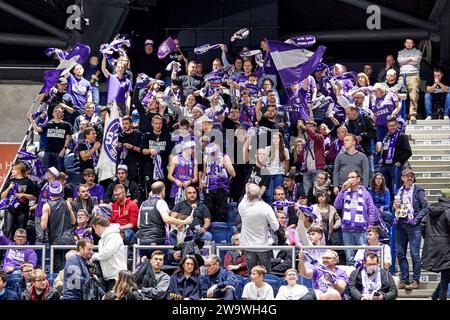 Braunschweig, Deutschland. Dezember 2023 30. Goettinger Fans, Auswaertsfans, Derby Basketball Loewen Braunschweig gegen BG Göttingen, Basketball, Easy Credit BBL, Saison 2023/2024 30.12.2023 Foto: Eibner-Pressefoto/Jan-Frederic Helbig Credit: dpa/Alamy Live News Stockfoto