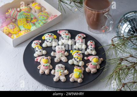Weihnachtsmarshmallows. Winterbonbons. Süßes Essen im dezember. Schneemann und Weihnachtsmann Stockfoto
