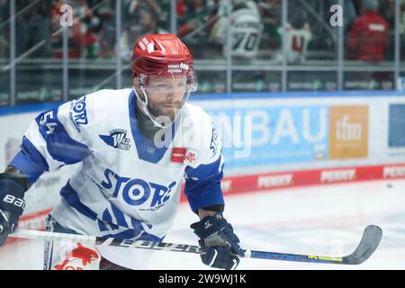 Augsburg, Deutschland 30. Dezember 2023: 1. DEL - 2023/2024 - Sp.33 - Augsburger Panther vs. Schwenninger Wild Wings im Bild: Benjamin Marshall (Schwenninger Wild Wings) Stockfoto