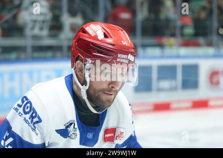 Augsburg, Deutschland 30. Dezember 2023: 1. DEL - 2023/2024 - Sp.33 - Augsburger Panther vs. Schwenninger Wild Wings im Bild: Benjamin Marshall (Schwenninger Wild Wings) Stockfoto