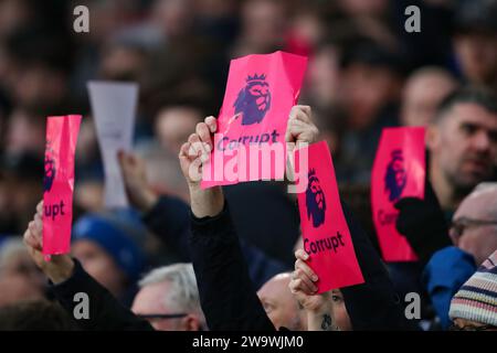 Everton-Fans im Stand vor dem Spiel der Premier League zwischen den Wolverhampton Wanderers und Everton in Molineux, Wolverhampton am Samstag, den 30. Dezember 2023. (Foto: Gustavo Pantano | MI News) Credit: MI News & Sport /Alamy Live News Stockfoto