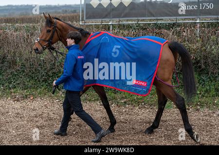 Tahmuras, geritten von Harry Cobden und trainiert von Paul Nicholls, gewinnt am 10. März 2022 den Bumper in Wincanton Stockfoto