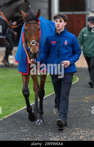 Tahmuras, geritten von Harry Cobden und trainiert von Paul Nicholls, gewinnt am 10. März 2022 den Bumper in Wincanton Stockfoto