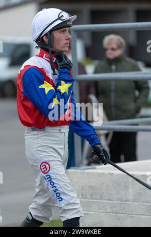 Tahmuras, geritten von Harry Cobden und trainiert von Paul Nicholls, gewinnt am 10. März 2022 den Bumper in Wincanton Stockfoto