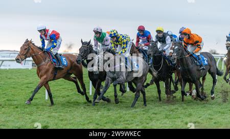 Tahmuras, geritten von Harry Cobden und trainiert von Paul Nicholls, gewinnt am 10. März 2022 den Bumper in Wincanton Stockfoto