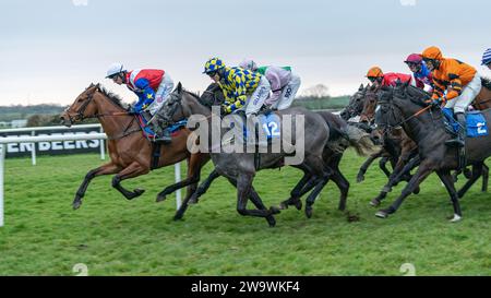 Tahmuras, geritten von Harry Cobden und trainiert von Paul Nicholls, gewinnt am 10. März 2022 den Bumper in Wincanton Stockfoto