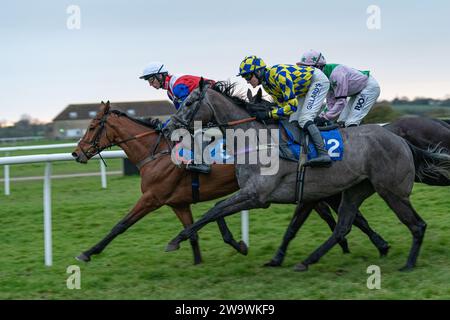 Tahmuras, geritten von Harry Cobden und trainiert von Paul Nicholls, gewinnt am 10. März 2022 den Bumper in Wincanton Stockfoto