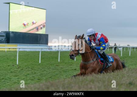 Tahmuras, geritten von Harry Cobden und trainiert von Paul Nicholls, gewinnt am 10. März 2022 den Bumper in Wincanton Stockfoto