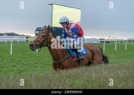 Tahmuras, geritten von Harry Cobden und trainiert von Paul Nicholls, gewinnt am 10. März 2022 den Bumper in Wincanton Stockfoto