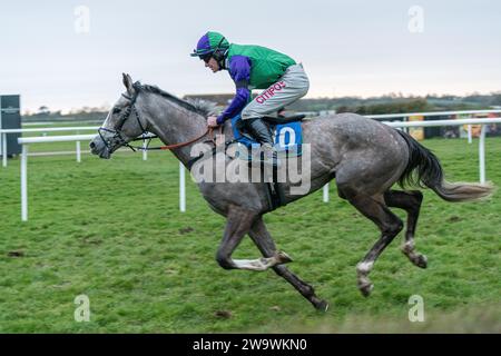 Jitterbug George, geritten von Nick Scholfield und trainiert von Jack Barber, läuft am 10. März 2022 in Wincanton Stockfoto