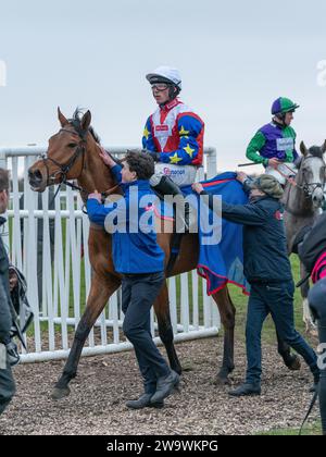 Tahmuras, geritten von Harry Cobden und trainiert von Paul Nicholls, gewinnt am 10. März 2022 den Bumper in Wincanton Stockfoto