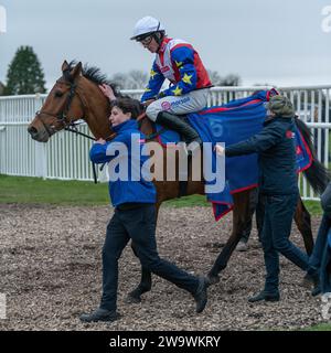 Tahmuras, geritten von Harry Cobden und trainiert von Paul Nicholls, gewinnt am 10. März 2022 den Bumper in Wincanton Stockfoto