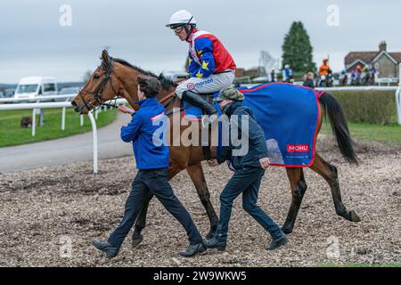 Tahmuras, geritten von Harry Cobden und trainiert von Paul Nicholls, gewinnt am 10. März 2022 den Bumper in Wincanton Stockfoto