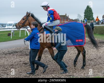 Tahmuras, geritten von Harry Cobden und trainiert von Paul Nicholls, gewinnt am 10. März 2022 den Bumper in Wincanton Stockfoto