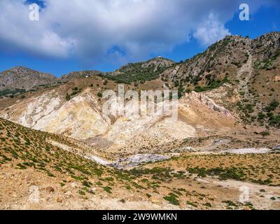 Vulkanlandschaft in der Nähe des Stefanos Vulkankraters, Nisyros Insel, Dodekanese, Griechenland Stockfoto