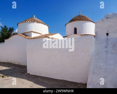 Weiß getünchte Kirchen von Patmos Chora, Patmos Island, Dodekanese, Griechenland Stockfoto