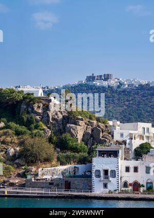 Blick über den Hafen von Skala in Richtung des Klosters von Saint-Johannes dem Theologen und Patmos Chora, Patmos Insel, Dodekanese, Griechenland Stockfoto