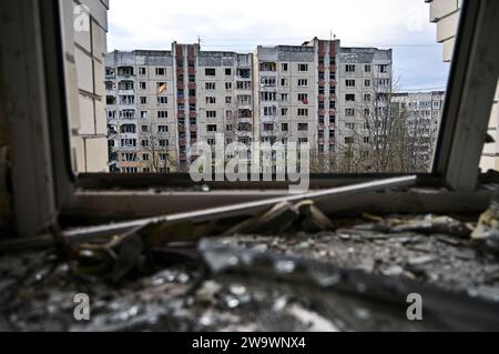 Nicht exklusiv: LEMBERG, UKRAINE - 29. DEZEMBER 2023 - Ein Wohnhochhaus, das durch einen russischen Raketenangriff beschädigt wurde, Lemberg, Westukraine Stockfoto