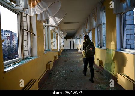 Nicht exklusiv: LEMBERG, UKRAINE - 29. DEZEMBER 2023 - Eine Frau in einem Lyzeum, das durch einen russischen Raketenangriff beschädigt wurde, Lemberg, Westukraine Stockfoto