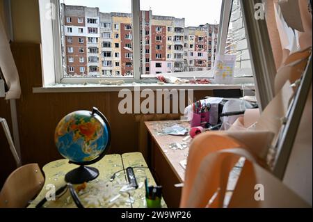 Nicht exklusiv: LEMBERG, UKRAINE - 29. DEZEMBER 2023 - nach einem Raketenangriff russischer Truppen auf ein Lyzeum in Lemberg, Westukraine Stockfoto